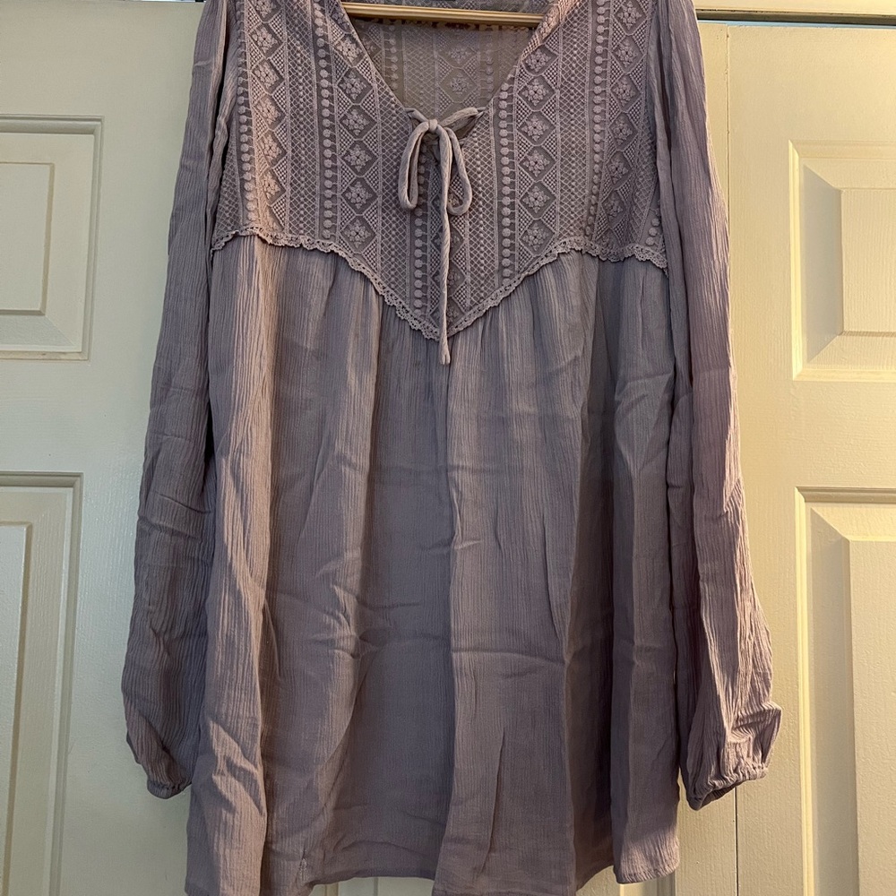 Maurice’s like new light lavender tunic with lace bodice long sleeved size L